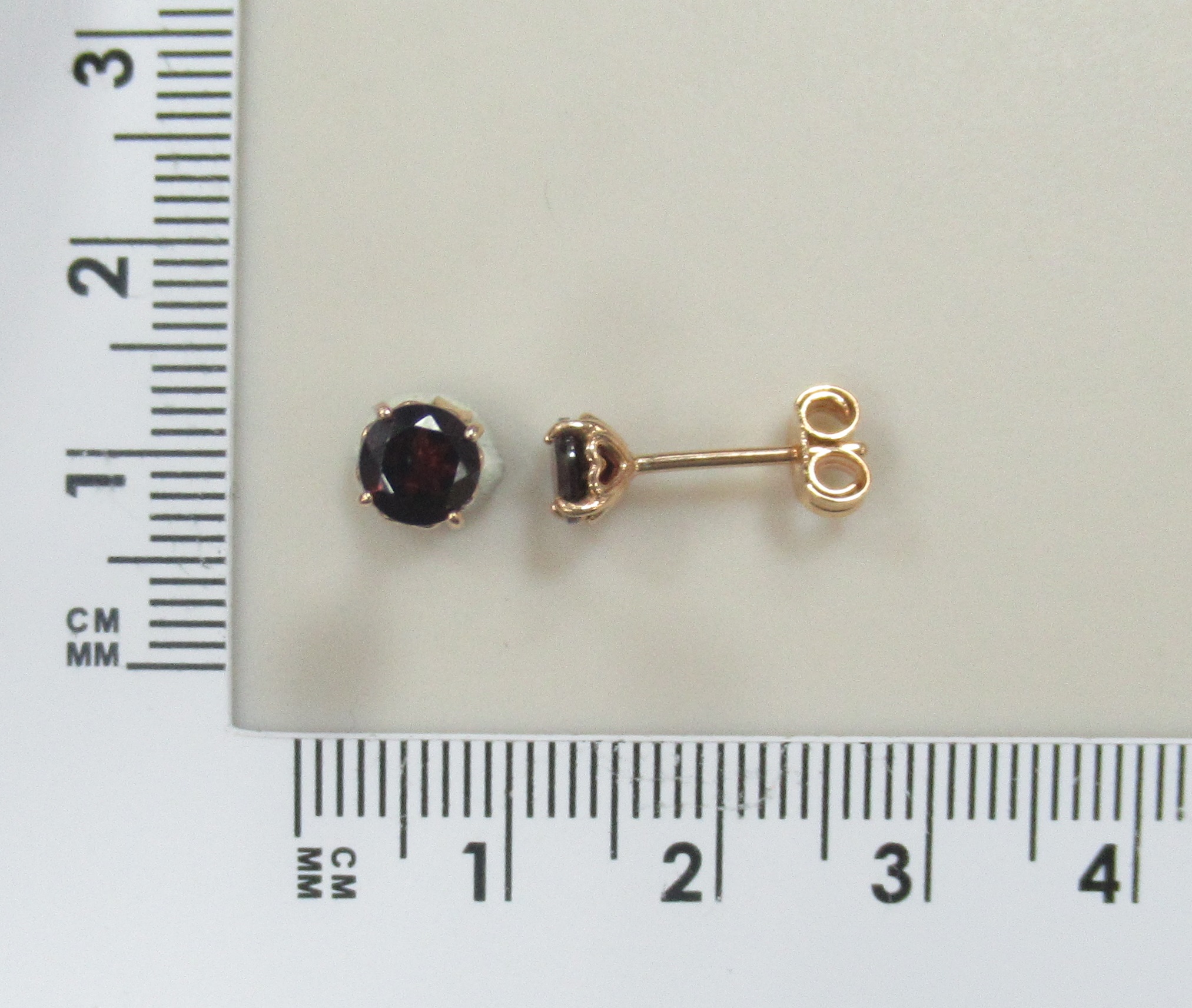 Серебряные серьги-пусеты с гранатами